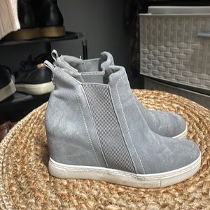 Tennis shoes booties